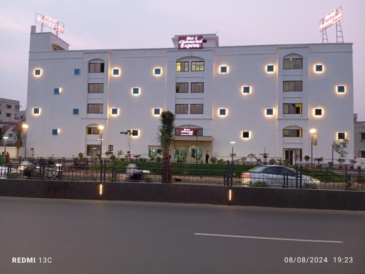 Hotel Ashray Inn Express Amhedabad Dış mekan fotoğraf