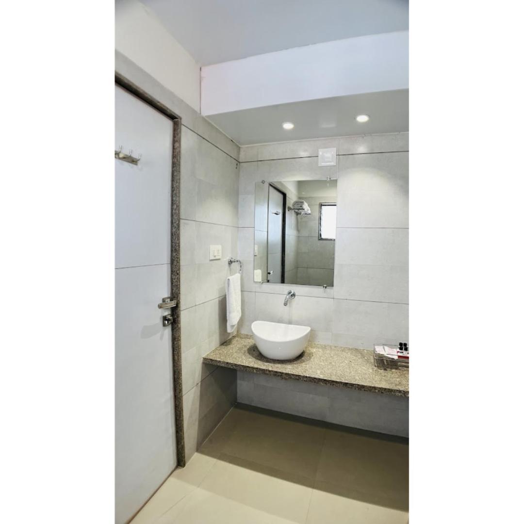 Hotel Ashray Inn Express Amhedabad Dış mekan fotoğraf