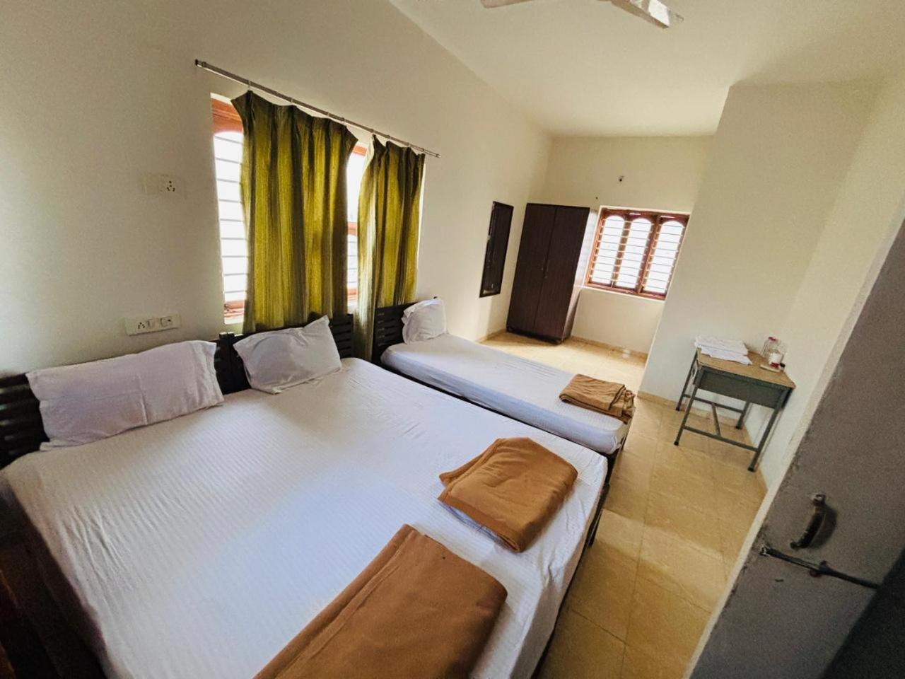 Hotel Ashray Inn Express Amhedabad Dış mekan fotoğraf